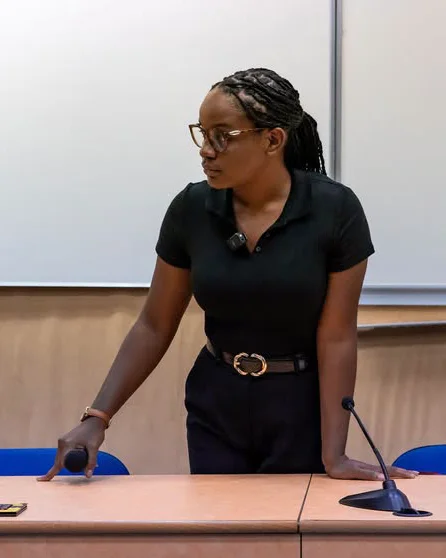 Axelle Macabre lors d'une intervention en salle